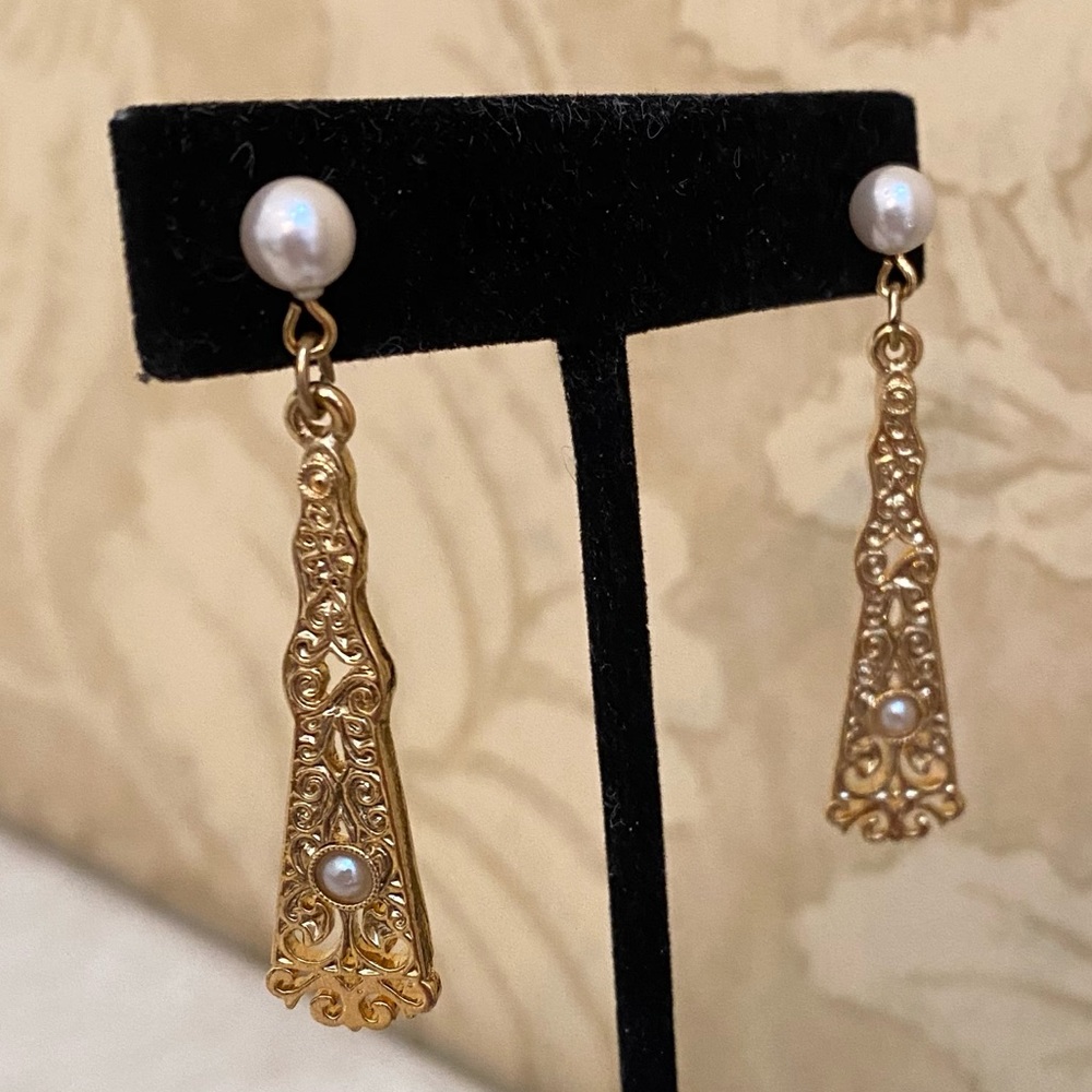 NEW. Gold Drop Earrings with Pearls